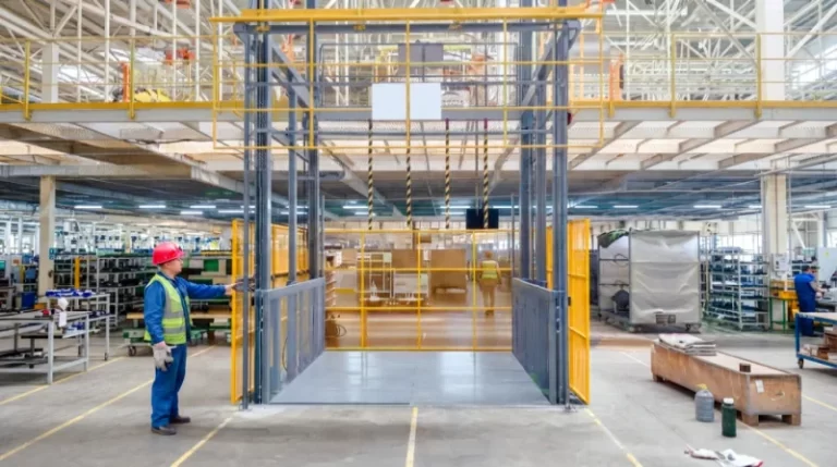Heavy-Duty Guide Rail Freight Lift for SINOTRUK Factory